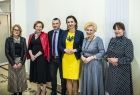 Marta Malec-Lech z zarządu województwa stoi wraz z pozostałymi uczestnikami konferencji.