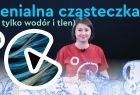 Kadr z jednego z filmów edukacyjnych. Widać uśmiechniętą prowadzącą w studiu, obok niej na stole stoi czajnik, eksperymenty będą związane z wodą.