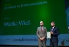 Wójt gminy Wielka Wieś Krzysztof Wołos odbiera nagrodę