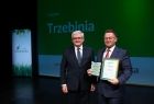 Burmistrz Trzebini Jarosław Okoczuk odbiera nagrodę