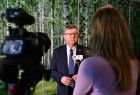 marszałek Witold Kozłowski podczas rozmowy z TV Małopolska