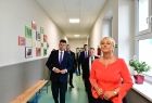 Iwona Gibas i Łukasz Smółka idą korytarzem w szkole