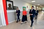 Iwona Gibas, Łukasz Smółka, Rafał Stuglik i uczestnicy spotkania w szkole