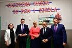 Pamiątkowe zdjęcie, pięć osób w szkole