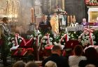 wierni podczas uroczystości pogrzebowych w Bazylice Mariackiej