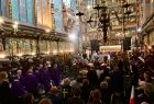 wierni podczas uroczystości pogrzebowych w Bazylice Mariackiej