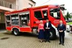 Zdjęcie uczestników spotkania na tle wozu strażackiego