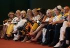 Seniorzy siedzą na fotelach w Kinie Kijów w Krakowie.