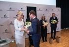 Iwona Gibas wręcza kwiaty laureatowi