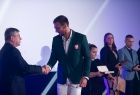 Marszałek ściska dłoń sportowca