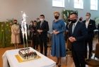 Wicemarszałek Tomasz Urynowicz wraz z Pierwszą Damą RP Agatą Kornhauser-Dudą i Wojewodą Małopolskim Łukaszem Kmitą stoją przed okolicznościowym tortem.
