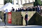 Loża honorowa, w której stoją goście uroczystości