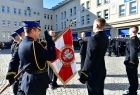 Przyszli strażacy podczas ślubowania przy sztandarze