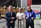 marszałek Witold Kozłowski z mistrzynią w karate i jej trenerem