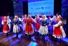 Zespół ludowy podczas pokazu tanecznego na scenie Centrum Sztuki Mościce w Tarnowie