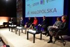 Debata w Centrum Sztuki Mościce z udziałem marszałka Witolda Kozłowskiego, poseł Anny Pieczarki oraz dyrektorów instytucji, którzy zawarli porozumienie