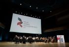 orkiestra filharmonii na scenie w ICE