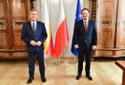 marszałek Witold Kozłowski i konsul Węgier stoją na tle flag