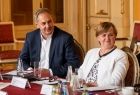 dyrektor Jakub Szymański i dyrektor Joanna Urbanowicz siedzą przy stole