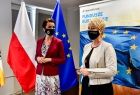 Członkowie zarządu: Marta Malec-Lech i Iwona Gibas podczas wręczania promes. W tle widoczny napis Fundusze Europejskie oraz flaga Polski i Unii Europejskiej.