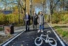 Trzy osoby, w tym Iwona Gibas z zarządu województwa, stoją przy ścieżce rowerowej