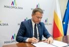 Sekretarz Województwa Wojciech Piech podpisuje deklarację prostego języka