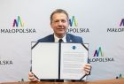 Sekretarz Województwa Wojciech Piech z podpisaną deklaracją