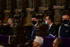 Uroczystości pogrzebowe. W bocznej nawie katedry siedzą w maskach marszałek Smółka i przewodniczący prof. Duda