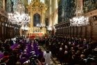 Msza św. Widok na zgromadzonych przed ołtarzem w katedrze.