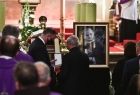 Uroczystości pogrzebowe. Przed trumną stoi prezydent A. Duda.