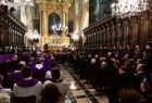 Uroczystości pogrzebowe. Ujęcie na wnętrze katedry.