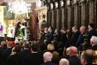 Msza św. W nawie bocznej stoją dostojnicy.