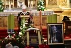 Msza św. Arcybiskup M. Jędraszewski stoi przed ołtarzem z pastorałem.