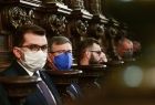 Uroczystości pogrzebowe. W ławach siedzą marszałek W. Kozłowski z wojewodą Ł. Kmitą.