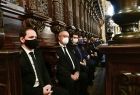 Uroczystości pogrzebowe. Ujęcie na ławy w nawie głównej.