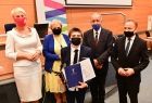 Laureat nagrody z grupą gości wydarzenia