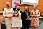 Laureatka nagrody z gośćmi wydarzenia