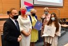 Laureatka z osobami wręczającymi nagrodę