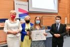 Grupa osób wraz z laureatką