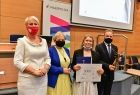 Laureatka wraz z osobami wręczającymi nagrodę