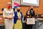Pamiątkowe zdjęcie z laureatem