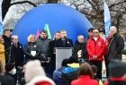 Marszałek Województwa Małopolskiego Witold Kozłowski i zaproszeni goście. Stary Sącz, przekazanie Krwiobusa. Kampania Urzędu Marszałkowskiego Województwa Małopolskiego i PCK Bądźmy Razem.