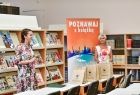 Marta Malec-Lech z zarządu województwa stoi w sali bibliotecznej. W tle widoczne książki na półkach.