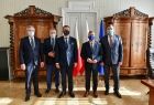 Marszałek Witold Kozłowski, Wiaczesław Wojnarowskyj - konsul generalny Ukrainy w Krakowie, Vasyl Gladiy - wiceprzewodniczący Iwano-Frankiwskiej Rady Obwodowej, prof. Igor Cependa - rektor Przykarpackiego Uniwersytetu Narodowego, radny WM Grzegorz Biedroń