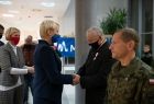Iwona Gibas wręcza Krzyż Małopolski