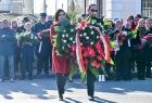 Marta Malec-Lech składa wieniec