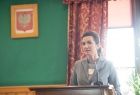 Marta Malec-Lech z zarządu województwa przemawia stojąc za mównicą.