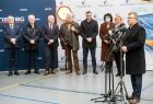 Marszałek Witold Kozłowski przemawia do zgromadzonych. Z tyłu stoją pozostali uczestnicy wydarzenia.