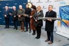 Marszałek Witold Kozłowski wraz z pozostałymi uczestnikami wydarzenia trzymają w rękach modele pociągu.