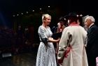 Iwona Gibas wręcza Odznaki